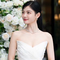 “Dia diberkati dengan visual yang luar biasa,” “Rasanya seperti melihat adaptasi live-action dari novel romansa,” “Visualnya sendiri adalah sebuah fantasi,” komentar sejumlah netizen Korea menyorot keserasian wajah Song Kang dan Kim Yoo Jung. Foto: dok. Awesome Entertainment