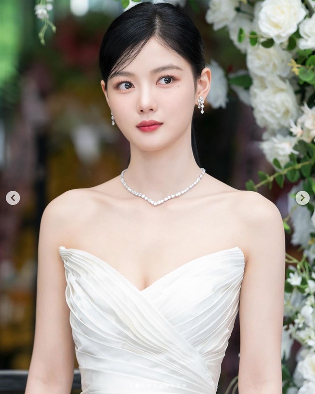 Drama komedi romantis itu mengikuti kisah cinta Kim Yoo Jung sebagai pewaris konglomerat. Suatu hari, dia menyerap kekuatan Song Kang sebagai iblis, hingga mengharuskan mereka untuk menikah. Foto: dok. Awesome Entertainment