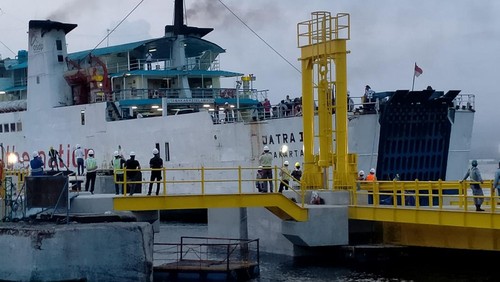 KMP Jatra II Berlabuh di Dermaga IV Pelabuhan Gilimanuk saat uji coba dermaga tersebut, Minggu (10/12/2023). Dermaga movable bridge (MB) itu sudah rampung direvitalisasi.