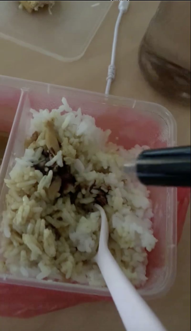 Kocak! Ibu Ini Bawakan Kecap untuk Anaknya Pakai Suntikan