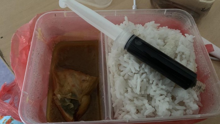Kocak! Ibu Ini Bawakan Kecap untuk Anaknya Pakai Suntikan