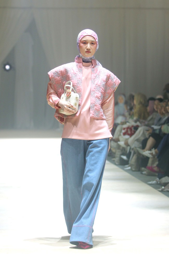 Fashion show koleksi terbaru Ria Miranda ditampilkan dalam gelaran Annual Show 2024 yang berlangsung di Hotel InterContinental Jakarta, Pondok Indah, Jakarta Selatan. Kamis [7/12/2023]. Selama ini Ria dikenal dengan ciri khas desain yang kental dengan kebudayaan Minang, kota kelahirannya. Kali ini, desainer 38 tahun itu mengangkat budaya Makassar yang indah dan menyimpan beragam keunikan. Foto: Mohammad Abduh/detikcom.