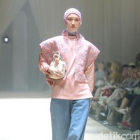 Fashion show koleksi terbaru Ria Miranda ditampilkan dalam gelaran Annual Show 2024 yang berlangsung di Hotel InterContinental Jakarta, Pondok Indah, Jakarta Selatan. Kamis [7/12/2023]. Selama ini Ria dikenal dengan ciri khas desain yang kental dengan kebudayaan Minang, kota kelahirannya. Kali ini, desainer 38 tahun itu mengangkat budaya Makassar yang indah dan menyimpan beragam keunikan. Foto: Mohammad Abduh/detikcom.