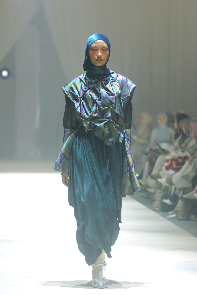 Fashion show koleksi terbaru Ria Miranda ditampilkan dalam gelaran Annual Show 2024 yang berlangsung di Hotel InterContinental Jakarta, Pondok Indah, Jakarta Selatan. Kamis [7/12/2023]. Selama ini Ria dikenal dengan ciri khas desain yang kental dengan kebudayaan Minang, kota kelahirannya. Kali ini, desainer 38 tahun itu mengangkat budaya Makassar yang indah dan menyimpan beragam keunikan. Foto: Mohammad Abduh/detikcom.