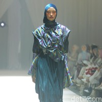 Fashion show koleksi terbaru Ria Miranda ditampilkan dalam gelaran Annual Show 2024 yang berlangsung di Hotel InterContinental Jakarta, Pondok Indah, Jakarta Selatan. Kamis [7/12/2023]. Selama ini Ria dikenal dengan ciri khas desain yang kental dengan kebudayaan Minang, kota kelahirannya. Kali ini, desainer 38 tahun itu mengangkat budaya Makassar yang indah dan menyimpan beragam keunikan. Foto: Mohammad Abduh/detikcom.