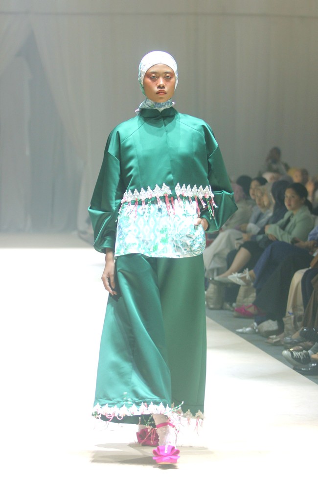 Fashion show koleksi terbaru Ria Miranda ditampilkan dalam gelaran Annual Show 2024 yang berlangsung di Hotel InterContinental Jakarta, Pondok Indah, Jakarta Selatan. Kamis [7/12/2023]. Selama ini Ria dikenal dengan ciri khas desain yang kental dengan kebudayaan Minang, kota kelahirannya. Kali ini, desainer 38 tahun itu mengangkat budaya Makassar yang indah dan menyimpan beragam keunikan. Foto: Mohammad Abduh/detikcom.