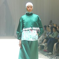 Fashion show koleksi terbaru Ria Miranda ditampilkan dalam gelaran Annual Show 2024 yang berlangsung di Hotel InterContinental Jakarta, Pondok Indah, Jakarta Selatan. Kamis [7/12/2023]. Selama ini Ria dikenal dengan ciri khas desain yang kental dengan kebudayaan Minang, kota kelahirannya. Kali ini, desainer 38 tahun itu mengangkat budaya Makassar yang indah dan menyimpan beragam keunikan. Foto: Mohammad Abduh/detikcom.