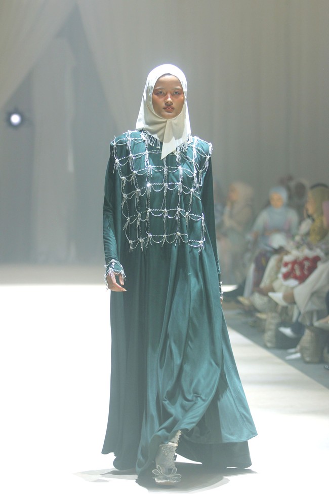 Fashion show koleksi terbaru Ria Miranda ditampilkan dalam gelaran Annual Show 2024 yang berlangsung di Hotel InterContinental Jakarta, Pondok Indah, Jakarta Selatan. Kamis [7/12/2023]. Selama ini Ria dikenal dengan ciri khas desain yang kental dengan kebudayaan Minang, kota kelahirannya. Kali ini, desainer 38 tahun itu mengangkat budaya Makassar yang indah dan menyimpan beragam keunikan. Foto: Mohammad Abduh/detikcom.