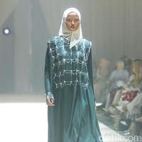 Fashion show koleksi terbaru Ria Miranda ditampilkan dalam gelaran Annual Show 2024 yang berlangsung di Hotel InterContinental Jakarta, Pondok Indah, Jakarta Selatan. Kamis [7/12/2023]. Selama ini Ria dikenal dengan ciri khas desain yang kental dengan kebudayaan Minang, kota kelahirannya. Kali ini, desainer 38 tahun itu mengangkat budaya Makassar yang indah dan menyimpan beragam keunikan. Foto: Mohammad Abduh/detikcom.