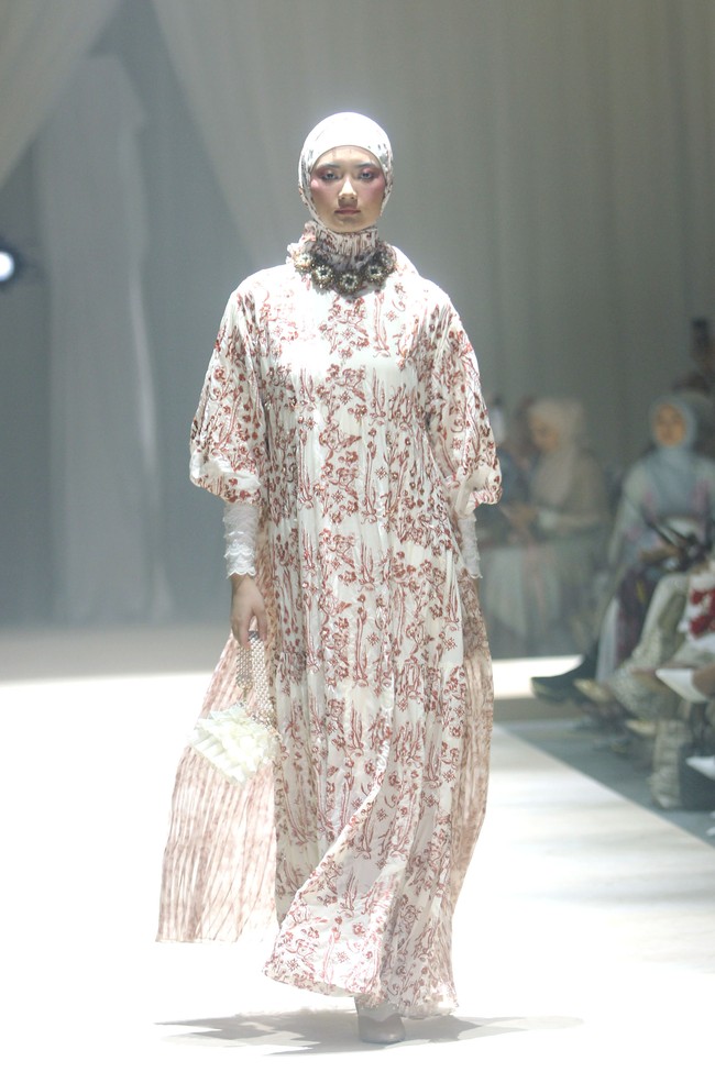 Fashion show koleksi terbaru Ria Miranda ditampilkan dalam gelaran Annual Show 2024 yang berlangsung di Hotel InterContinental Jakarta, Pondok Indah, Jakarta Selatan. Kamis [7/12/2023]. Selama ini Ria dikenal dengan ciri khas desain yang kental dengan kebudayaan Minang, kota kelahirannya. Kali ini, desainer 38 tahun itu mengangkat budaya Makassar yang indah dan menyimpan beragam keunikan. Foto: Mohammad Abduh/detikcom.