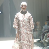 Fashion show koleksi terbaru Ria Miranda ditampilkan dalam gelaran Annual Show 2024 yang berlangsung di Hotel InterContinental Jakarta, Pondok Indah, Jakarta Selatan. Kamis [7/12/2023]. Selama ini Ria dikenal dengan ciri khas desain yang kental dengan kebudayaan Minang, kota kelahirannya. Kali ini, desainer 38 tahun itu mengangkat budaya Makassar yang indah dan menyimpan beragam keunikan. Foto: Mohammad Abduh/detikcom.