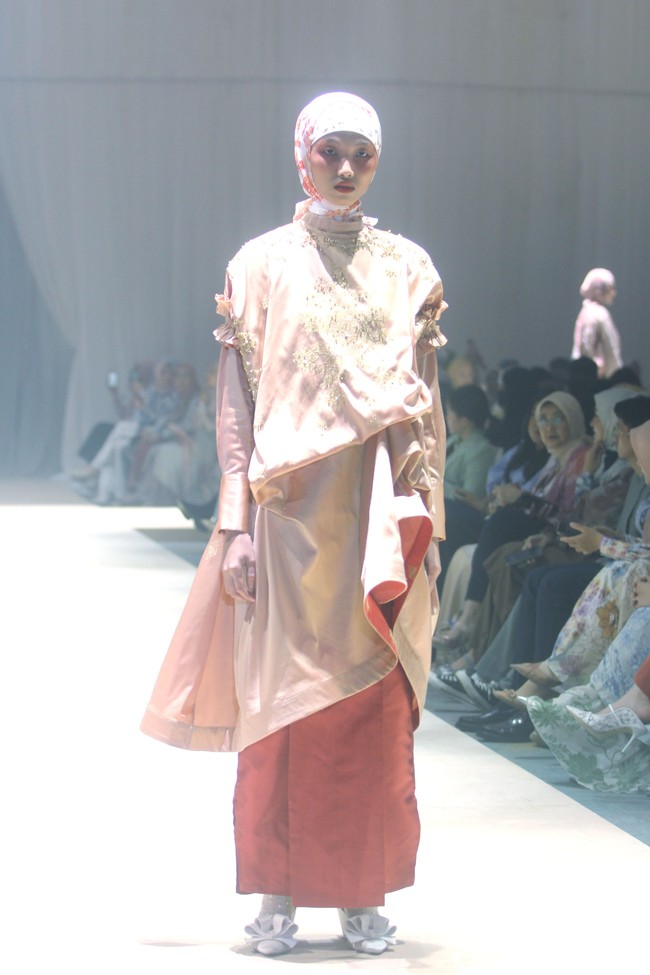 Fashion show koleksi terbaru Ria Miranda ditampilkan dalam gelaran Annual Show 2024 yang berlangsung di Hotel InterContinental Jakarta, Pondok Indah, Jakarta Selatan. Kamis [7/12/2023]. Selama ini Ria dikenal dengan ciri khas desain yang kental dengan kebudayaan Minang, kota kelahirannya. Kali ini, desainer 38 tahun itu mengangkat budaya Makassar yang indah dan menyimpan beragam keunikan. Foto: Mohammad Abduh/detikcom.