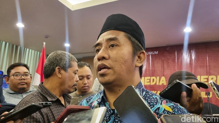 Komisioner KPU Surabaya Divisi Sosialisasi, Pendidikan Pemilih, Partisipasi Masyarakat, dan SDM Subairi.