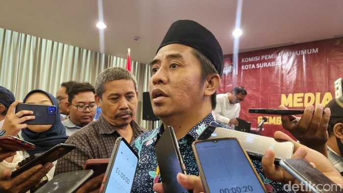 Komisioner KPU Surabaya Divisi Sosialisasi, Pendidikan Pemilih, Partisipasi Masyarakat, dan SDM Subairi.