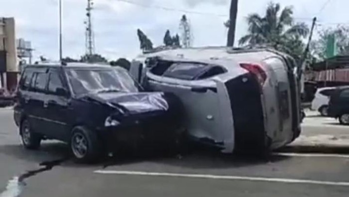 Mobil dinas Kepala Dinas Kesehatan (Kadinkes) Konawe, Sulawesi Tenggara (Sultra), Mawar Taligana terguling usai ditabrak minibus.