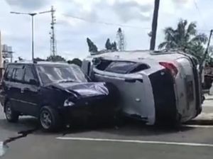 Mobil Dinas Kadinkes Konawe Terguling Usai Ditabrak Minibus, 2 Orang Luka