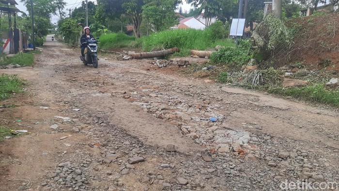 Kondisi jalan yang mengalami kerusakan.