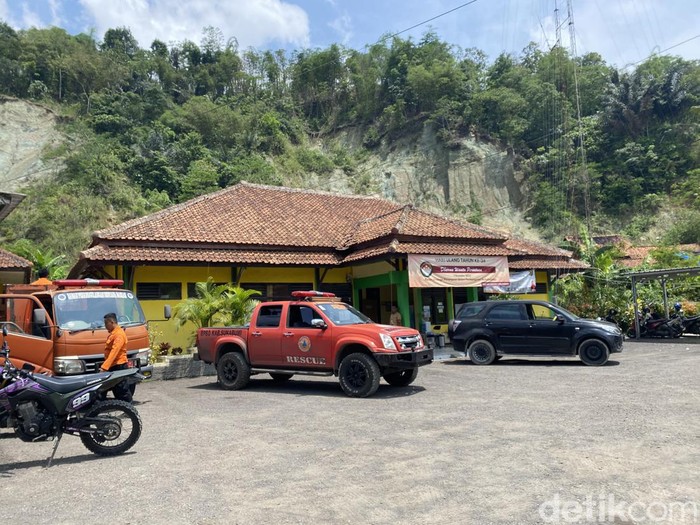 Kondisi kantor Kecamatan Cireunghas yang berlokasi di zona Sesar Cimandiri
