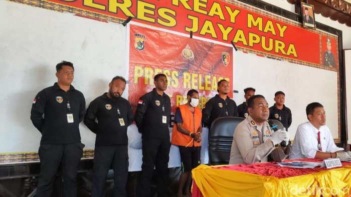 Konferensi pers penangkapan pelaku pembakaran Kantor Bupati Jayapura dan Kementerian Agama.