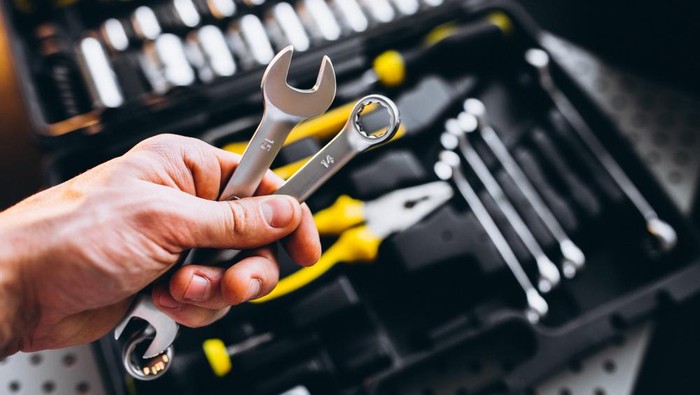 Peralatan otomotif: kunci pas, tang, dll.
