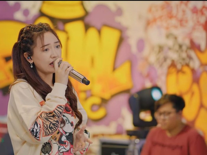 lagu Titeni lan Enteni yang dinyanyikan oleh Happy Asmara