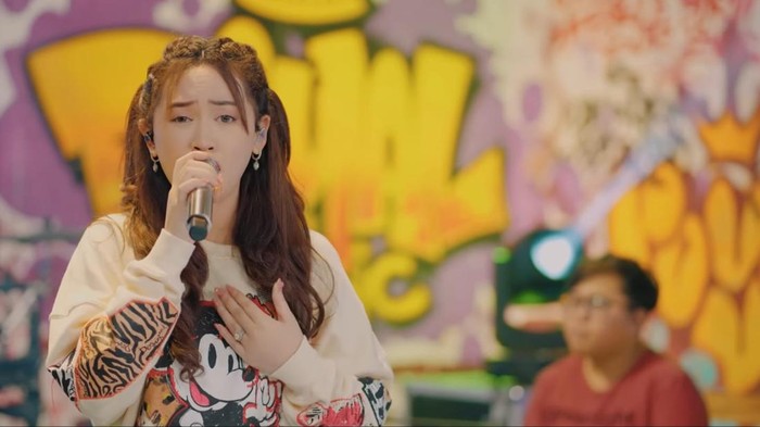 lagu Titeni lan Enteni yang dinyanyikan oleh Happy Asmara