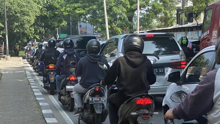 Lalin Lenteng Agung arah Tj Barat Macet, Warga: Rutinitas Senin Pagi