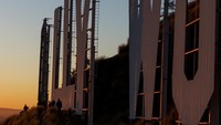 Landmark itu aslinya bertuliskan “HOLLYWOODLAND” yang dibangun pada tahun 1923 sebagai iklan untuk investasi pembangunan eksklusif.  