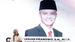 Lenggak-lenggok Model Peragakan Merchandise Ganjar-Mahfud