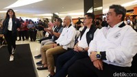 Ganjar bersama Arsjad dan Andika melihat secara langsung produk-produk merchandise Ganjar-Mahfud yang ditampilkan oleh model. 