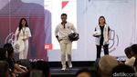 Lenggak-lenggok Model Peragakan Merchandise Ganjar-Mahfud