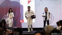 Ada beragam produk bertema Ganjar-Mahfud yang ditawarkan, mulai dari jaket, hel, hingga tas. 