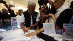 Lenggak-lenggok Model Peragakan Merchandise Ganjar-Mahfud