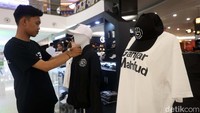 Petugas tengah menata beragam merchandise Ganjar-Mahfud yang dijual.