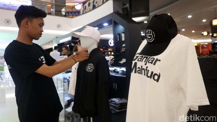 Lenggak-lenggok Model Peragakan Marchandise Ganjar-Mahfud Official marchandise Ganjar-Mahfud diluncurkan di pusat perbelanjaan FX Senayan, Jakarta. Beragam marchandise tersebut dipakai dan diperagakan para model.