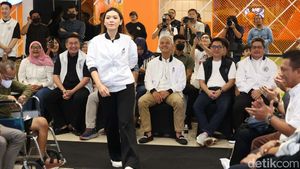 Lenggak-lenggok Model Peragakan Merchandise Ganjar-Mahfud