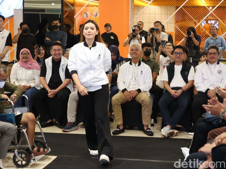 Lenggak-lenggok Model Peragakan Merchandise Ganjar-Mahfud