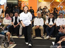 Lenggak-lenggok Model Peragakan Merchandise Ganjar-Mahfud