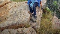 Tak sekedar datang, Yu juga mengekplorasi wisata di sana lho. Lihatlah fotonya saat hiking di Lubango, Angola .