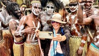 Selama 50 tahun berikutnya, Yu mengunjungi beragam negara dan bertemu banyak orang dari berbagai usia. Ini momen kunjungannya saat bersama Suku Asmat di Papua Nugini.