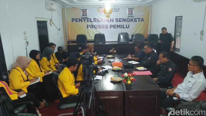 Mahasiswa Bengkulu mendatangi Kantor Bawaslu.