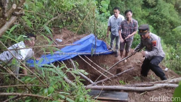 Lokasi penggergajian kayu milik Sarmo dan lokasi penguburan korban yang dibunuh.