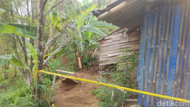 Lokasi penggergajian kayu milik Sarmo dan lokasi penguburan korban yang dibunuh.