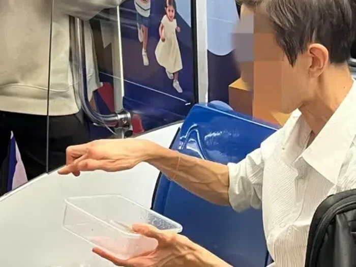 Pria bikin heboh makan di LRT
