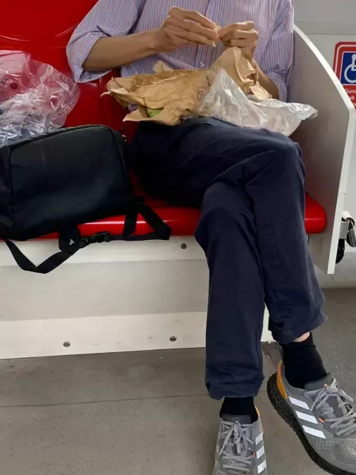 Pria bikin heboh makan di LRT