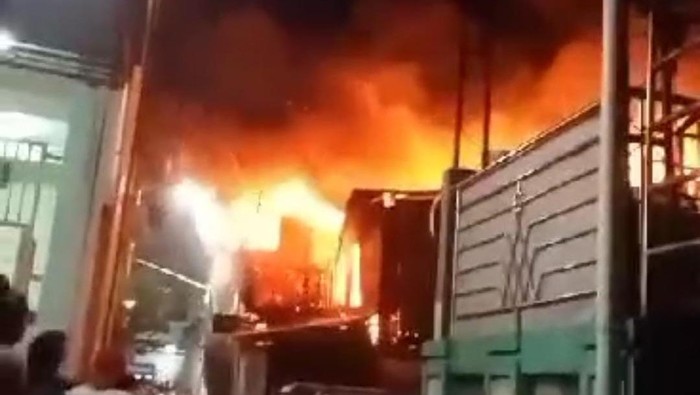 Rumah warga milik Kallo (70) di Makassar, Sulawesi Selatan (Sulsel) hangus terbakar. Penyebab kebakaran diduga karena korsleting listrik.