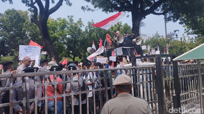 Massa yang berasal dari 27 kampung di Jakarta menggelar demo di depan Balai Kota DKI Jakarta untuk menuntut hak atas tempat tinggal layak. (Brigitta Belia/detikcom)