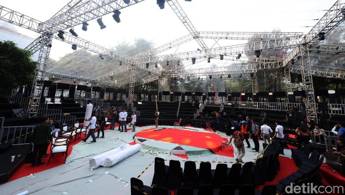 Melihat Persiapan Panggung Debat Capres-cawapres 2024 KPU akan menggelar debat perdana capres-cawapres 2024, Selasa (12/12) besok. Panggung untuk debat pun sudah disiapkan hari ini.