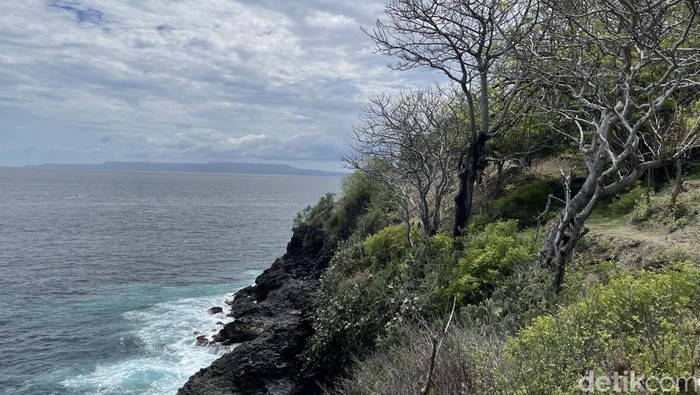 Memandang Laut dari Ketinggian di Bukit Asah, Cantiknya Kelewatan! Keindahan alam di Bali timur tak pernah ada habisnya. Jika bosan menikmati pemandangan dari dataran rendah, traveler wajib mencoba ke Bukit Asah. Cantiknya kelewatan!