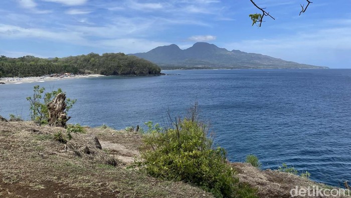 Memandang Laut dari Ketinggian di Bukit Asah, Cantiknya Kelewatan! Keindahan alam di Bali timur tak pernah ada habisnya. Jika bosan menikmati pemandangan dari dataran rendah, traveler wajib mencoba ke Bukit Asah. Cantiknya kelewatan!